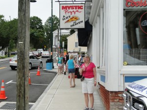 Mystic Pizza - That's not Julia Roberts in the movie!